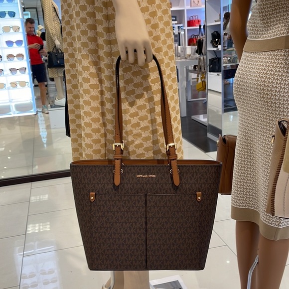 MICHAEL KORS JET SET TRAVEL MEDIUM DOUBLE POCKET TOTE 
BROWN SIGNATURE
NWT - Picture 2 of 16